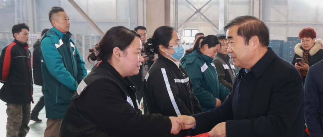 荆建刚为职工代表发放物资