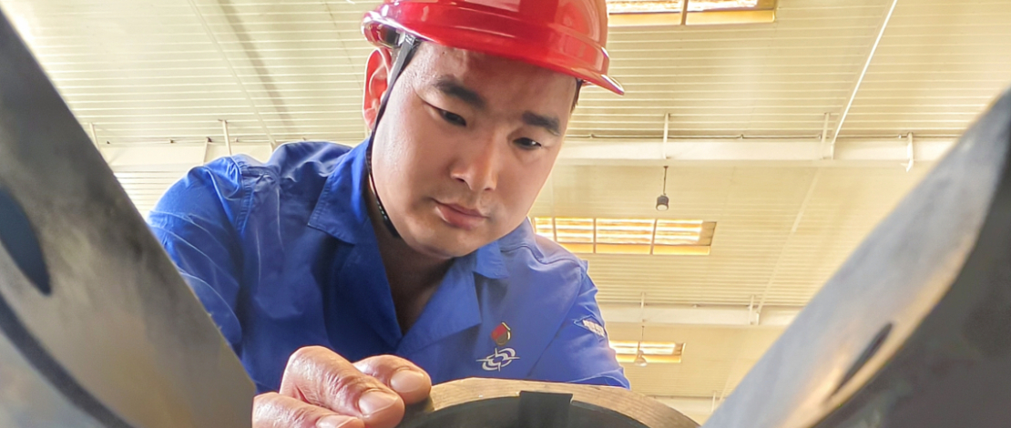 郝维涛在检查工装使用情况