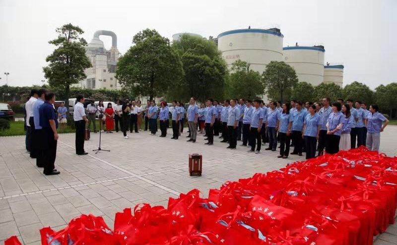 闫主任亲切慰问一线工人