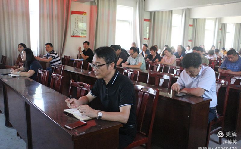 龚店镇工会主席和机关干部认真聆听