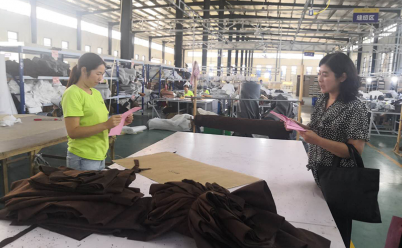 深入到企业、厂房、车间进行宣传