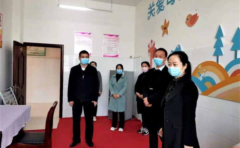 许丹丹实地查看母婴室