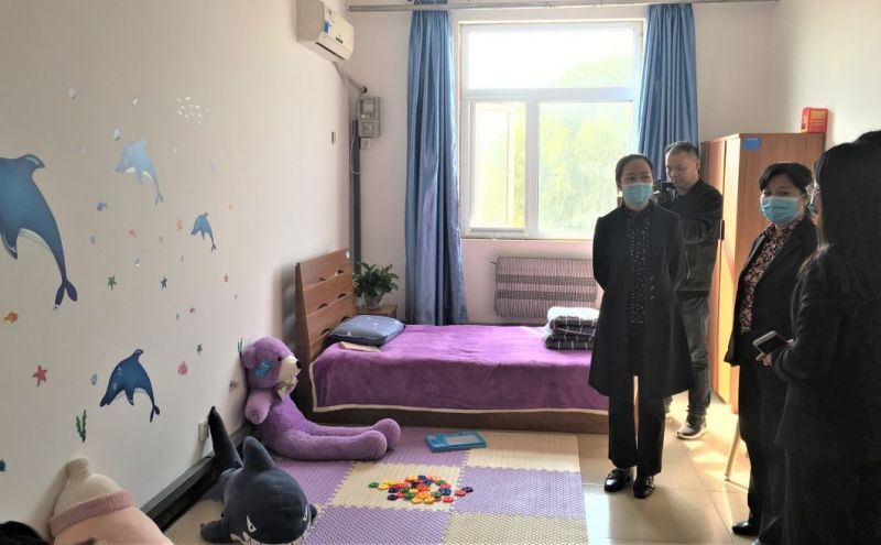 许丹丹实地查看母婴室