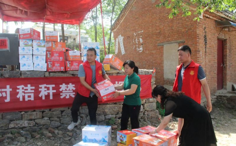 张艳峰为禁烧值守点人员送去慰问品