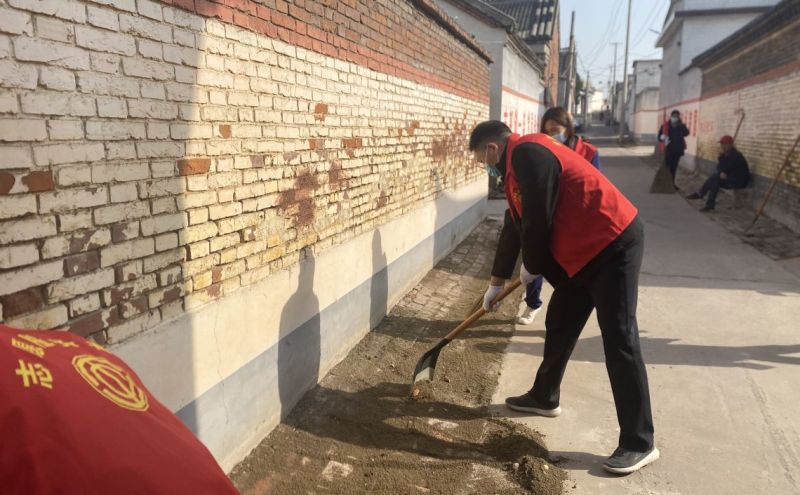 区总工会党组书记王领昭带头清理村民屋后垃圾