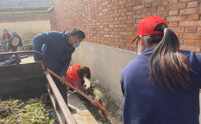 志愿者们清理沟渠垃圾