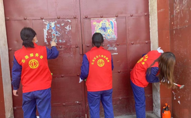 志愿者们为村民打扫卫生