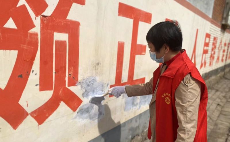 区总工会副主席马红霞修补墙面中