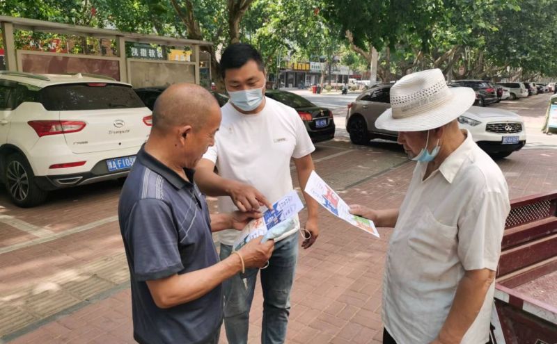 工作人员为老人发放宣传单