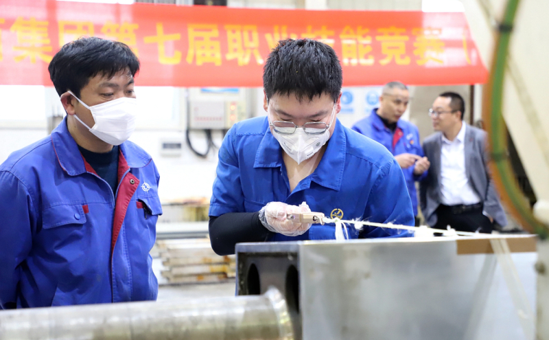 参赛选手王萌杰在产品缠绕前对纱线张力进行测试调整