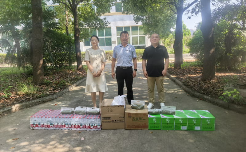 高新区工会深入企业开展“夏送清凉”活动