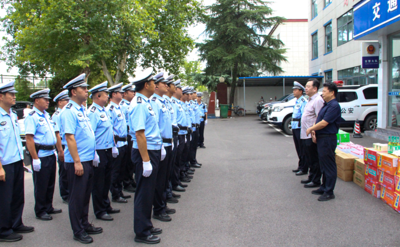 高新区开展“夏送清凉”慰问活动