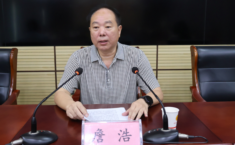 正在举办2025年“金秋助学”活动助学金发放仪式