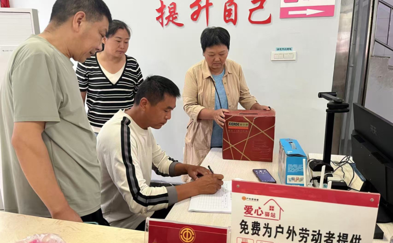 工作人员对捐赠物品逐一登记