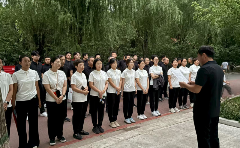 农行叶县支行工会组织的“一家人同踏健途，一条心共绘新章”主题健步走活动在此热烈开展