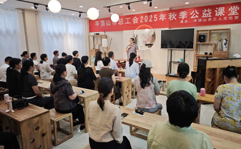 声乐老师授课中