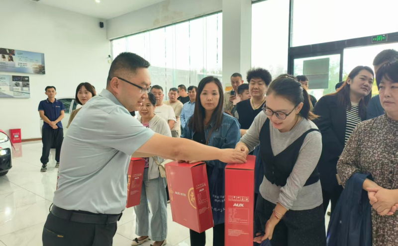 郭强为司机代表发放腰靠