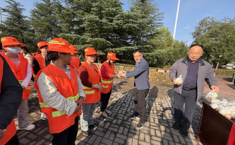 示范区工会举行“庆国庆 迎中秋”暨环卫工人免费早餐慰问活动