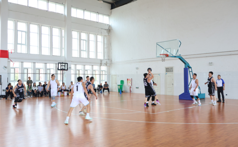 篮球比赛精彩瞬间