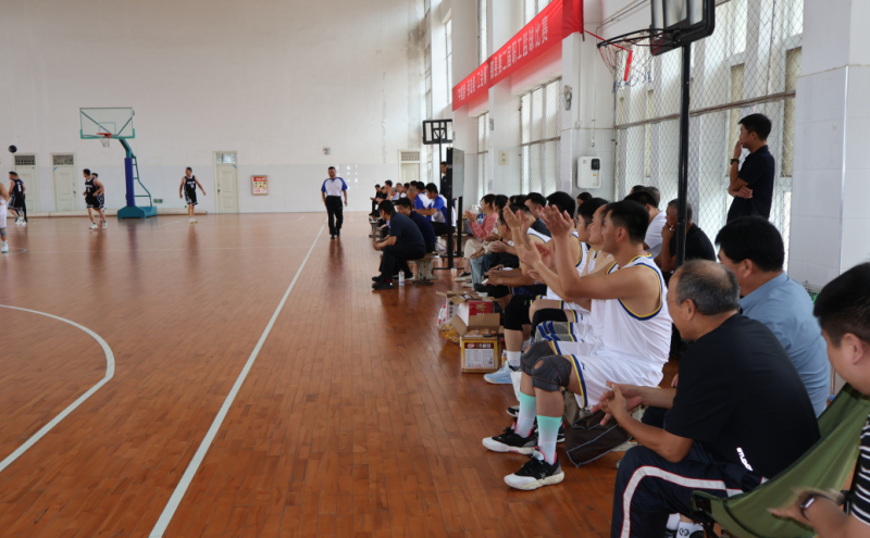 篮球比赛精彩瞬间