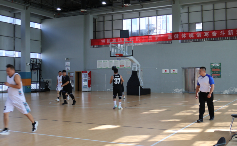 篮球比赛精彩瞬间