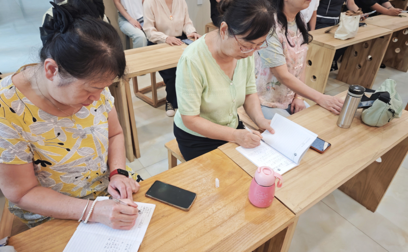 学员们认真做笔记