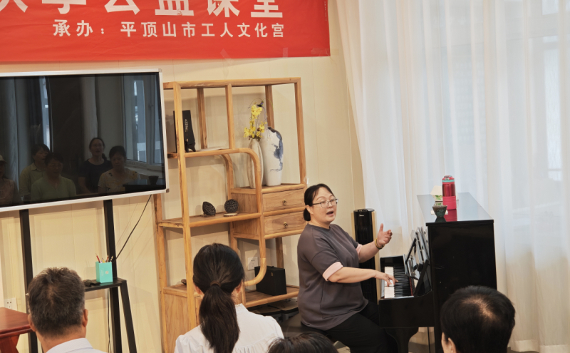 声乐老师带领学员们练习唱歌