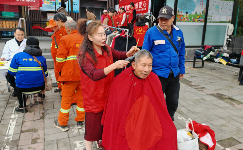 志愿服务在行动 爱心互献传温情