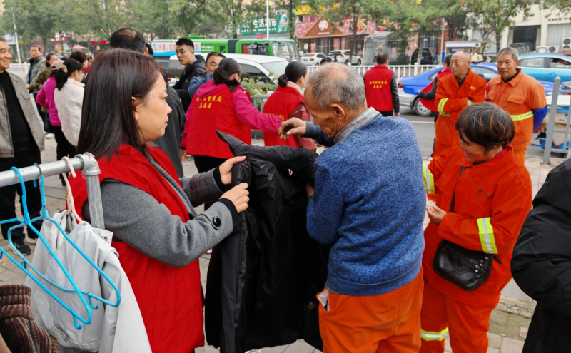 志愿服务在行动 爱心互献传温情