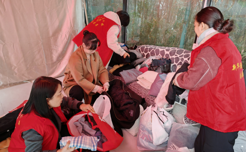 志愿服务在行动 爱心互献传温情