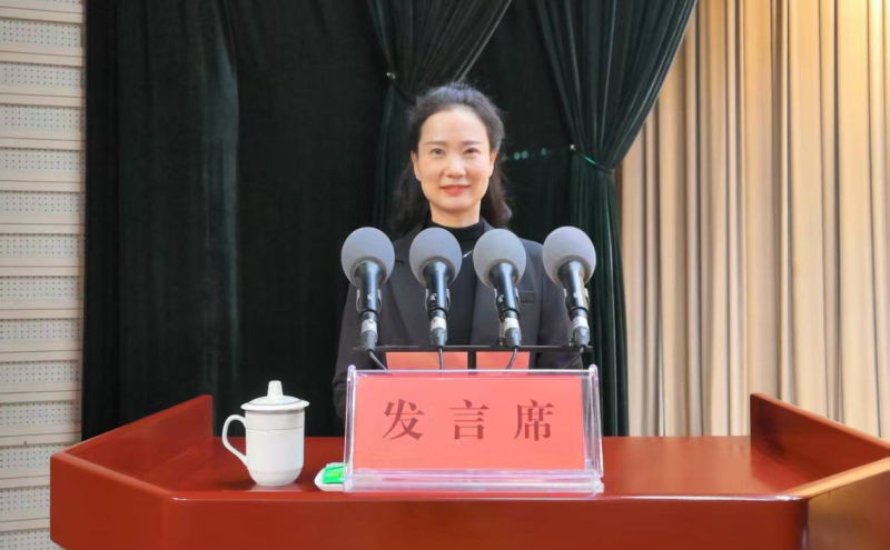 叶县九龙街道办事处工会联合会副主席赵晓蓓作为先进工会工作者代表作现场交流发言