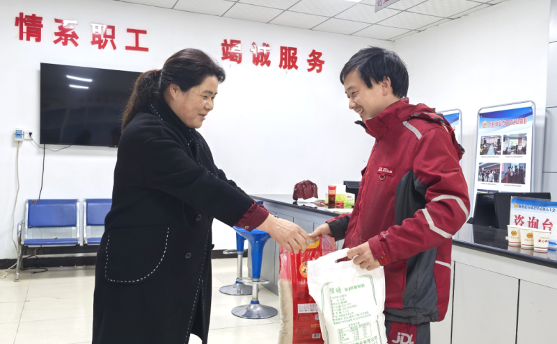 工会“暖新礼包”精准送达 为新业态劳动者注入冬日暖流