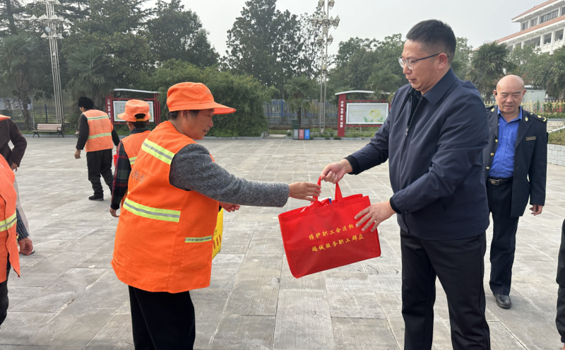 石龙区总工会开展第28届环卫工人节庆祝活动