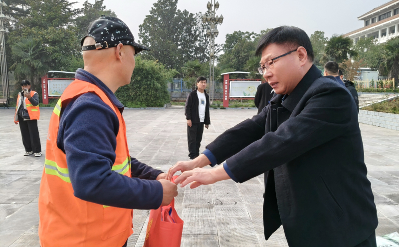 石龙区总工会开展第28届环卫工人节庆祝活动