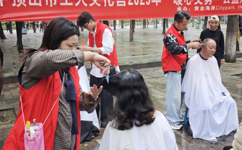 志愿者们为市民群众理发