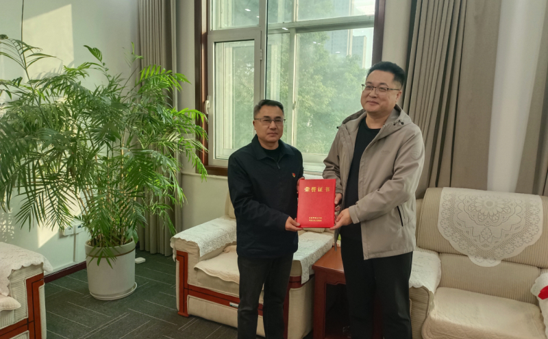 叶县总工会党组书记刘岳带队深入企业走访调研，并为我县荣获市级荣誉的先进个人与集体现场颁发&quot;五一劳动奖&quot;