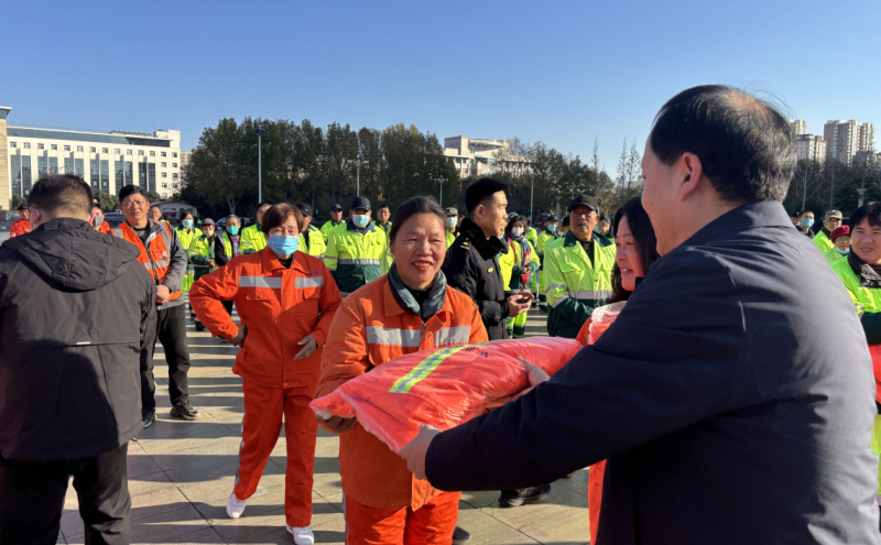 叶县总工会举行“工会送棉衣 情暖环卫工”活动