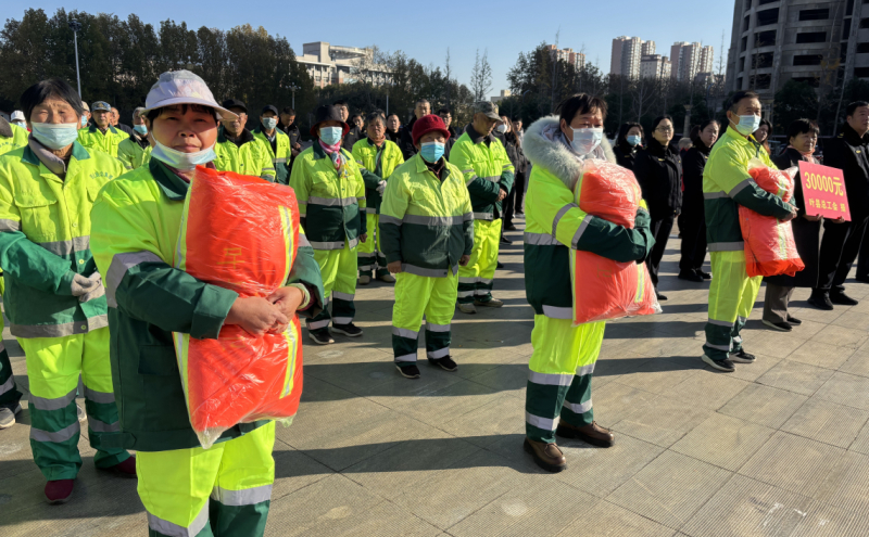 叶县总工会举行“工会送棉衣 情暖环卫工”活动
