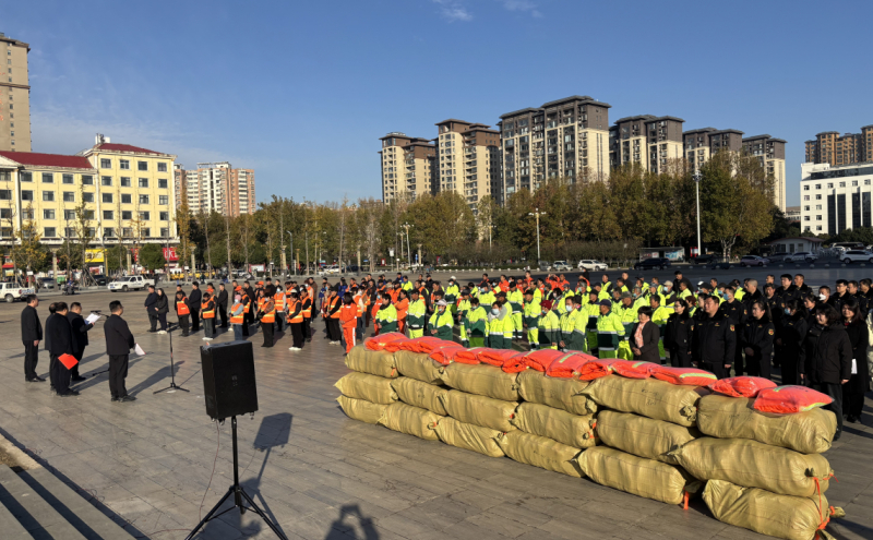 叶县总工会举行“工会送棉衣 情暖环卫工”活动