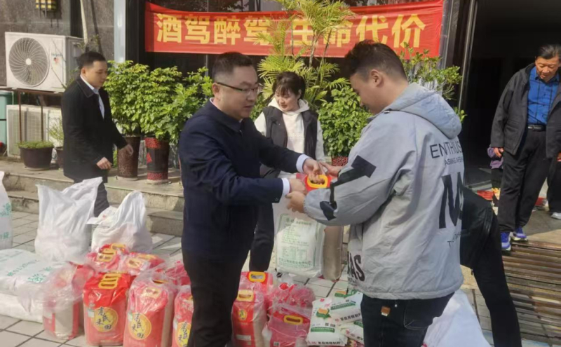 郭强为货车司机发放物资