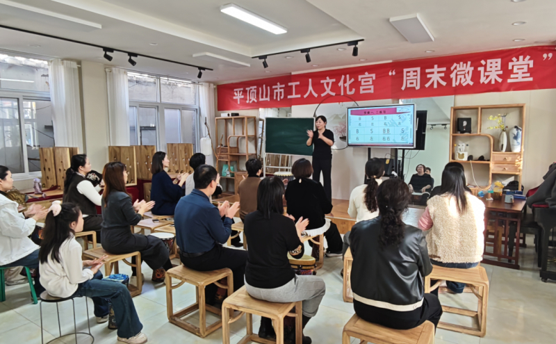 本次“周末微课堂”开设非洲鼓课程