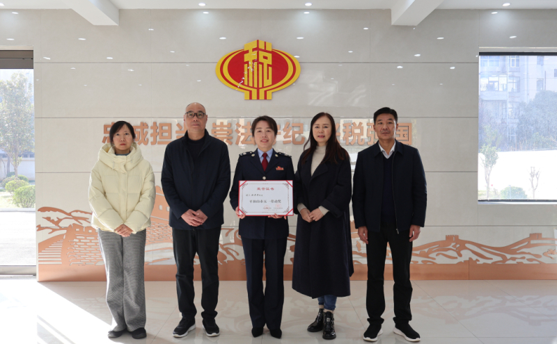 为获得2025年市五一劳动奖先进单位个人获得者“送奖上门 叶小超 摄