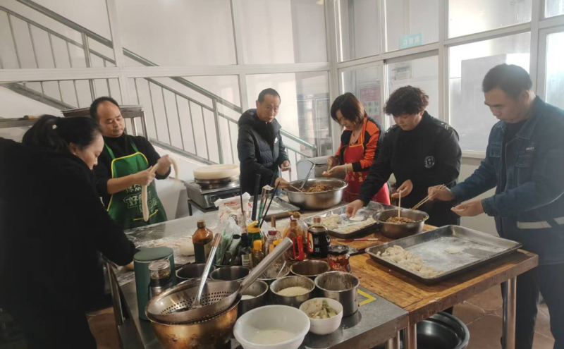 饺香聚铁军 暖意传初心：平顶山热力开展情暖冬至包饺子活动