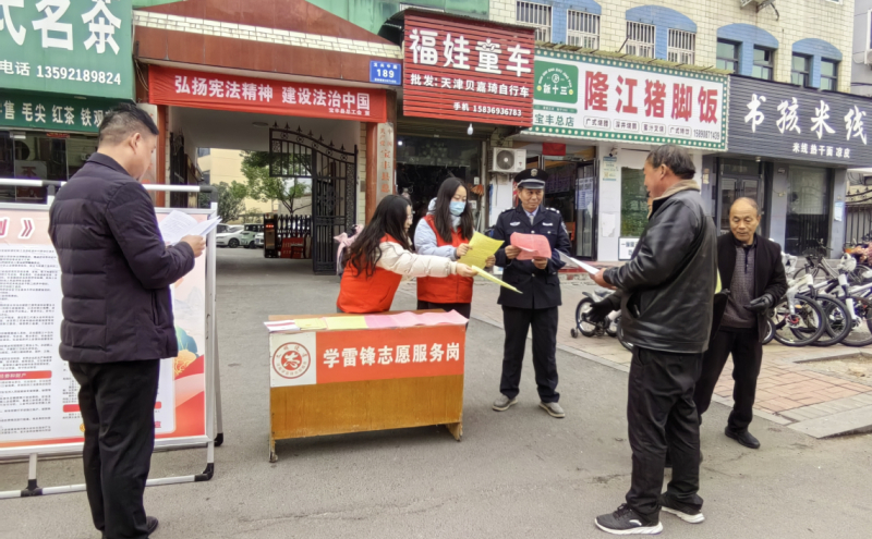 志愿者走上街头普法宣传