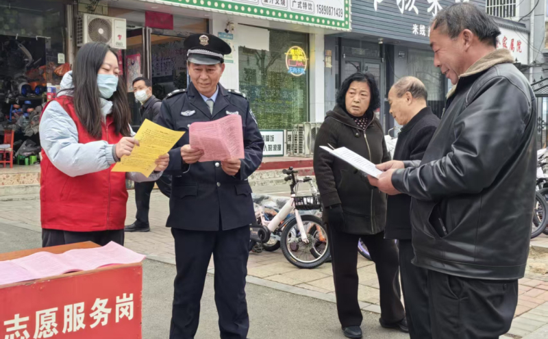 志愿者走上街头普法宣传