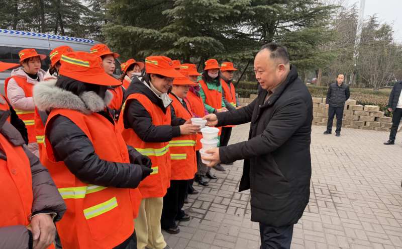 示范区工会举行“冬至大如年 温暖伴环卫”暨环卫工人免费早餐慰问活动