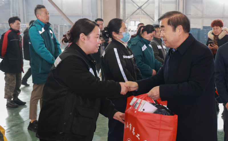 荆建刚为职工代表发放物资