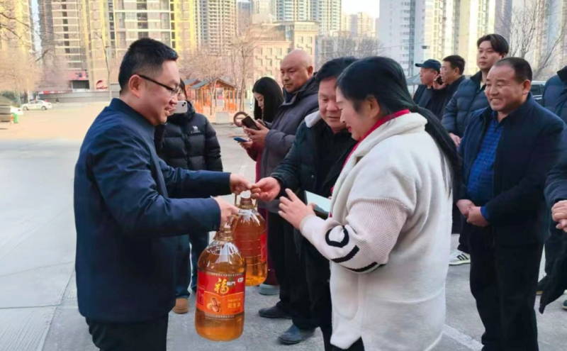 郭强为网约车司机发放物资