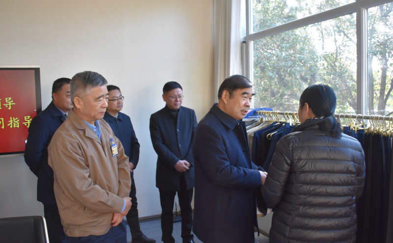 荆主席详细询问生产情况