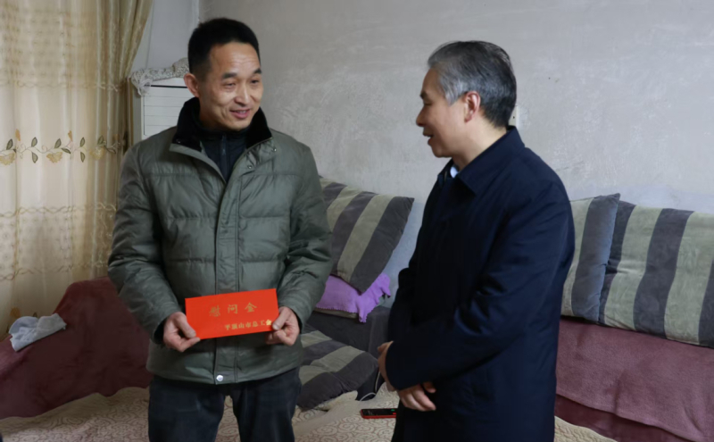 为职工发放慰问金